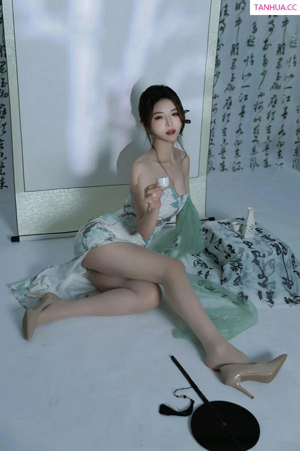   [XiuRen]高清写真图 2025.08.27 No.10694 阿依莎 浅色古风第8张图片